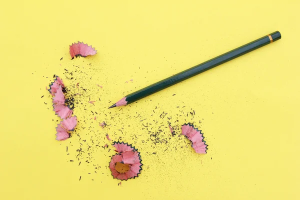 Klaar voor school - bovenaanzicht van potlood op de gele achtergrond — Stockfoto