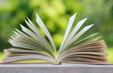 Tahta masanın üzerinde açık bir kitap