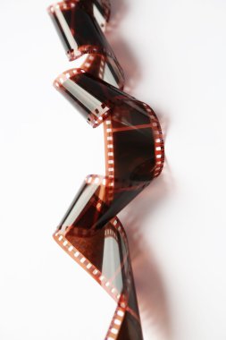 Biraz beyaz arka plan üzerinde kamera film şeridi haddelenmiş