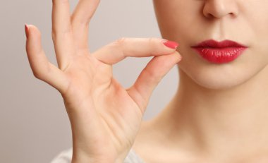 Kadın ağzına sıkıştırma kapat - sessiz kavramı koruma