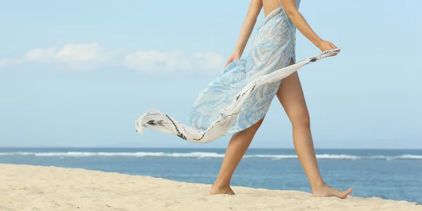 Περπάτημα στην αμμώδη παραλία κορίτσι — Φωτογραφία Αρχείου