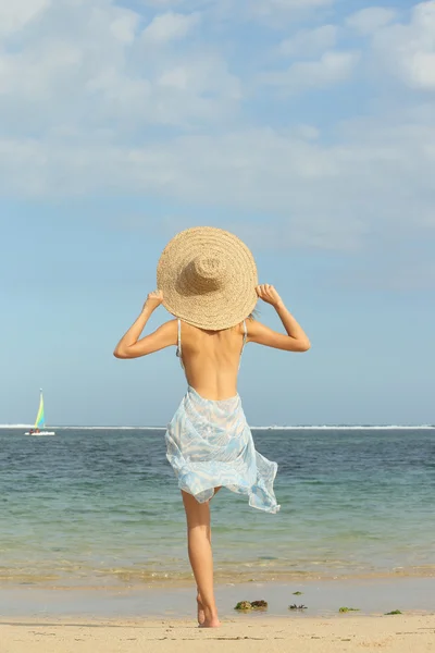 수평선을 보고 해변에서 여자 — 스톡 사진