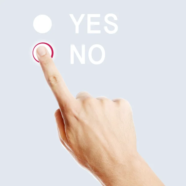 Чоловічий палець не натискає кнопку на віртуальному екрані — стокове фото