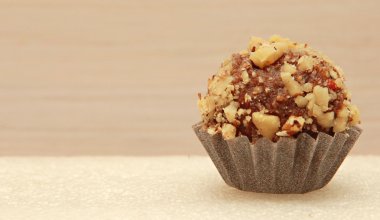 Badem ve ceviz kahverengi bir kağıt ile Çikolatalı top