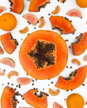 Meyve arka plan - papaya, guava ve beyaz arka plan üzerinde mandarine