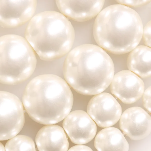 Haufen Perlen auf weißem Hintergrund — Stockfoto