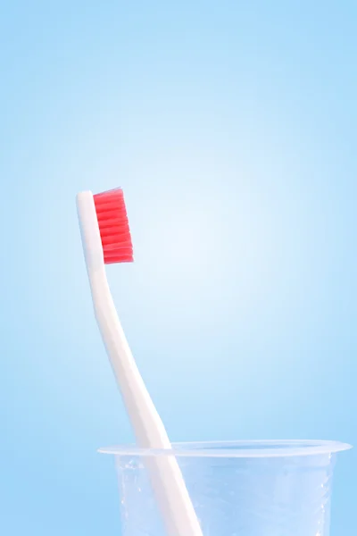 Tandborsten i glaset på en tonad blå bakgrund — Stockfoto