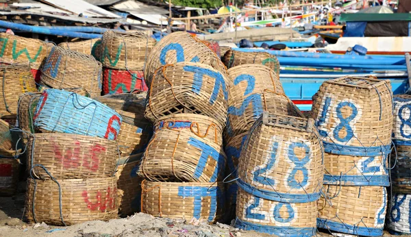 Tradiční rybářské koše pozadí na rybí trh v Bali — Stock fotografie