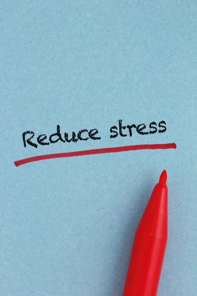 Stress reduzieren - Text auf blauem Papier geschrieben, sehr sichtbare Papierstruktur — Stockfoto