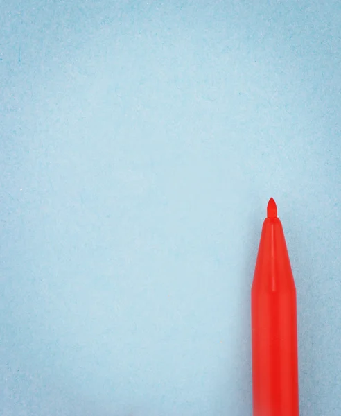 Červené pero na modrém papíře - viditelné papír textury - přidat vlastní text — Stock fotografie