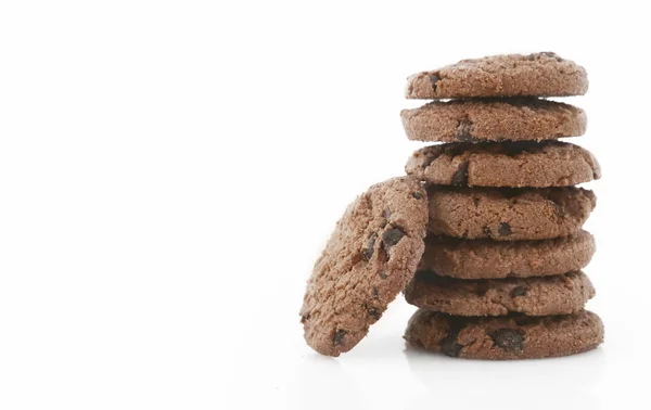 Galletas de pastelería caseras de chocolate aisladas sobre fondo blanco — Foto de Stock