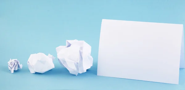 Creatieve proces - verfrommeld en gekreukt papier wattenvulsel met verse blad van blanco papier — Stockfoto