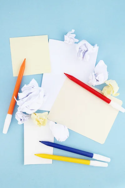 Proceso creativo - trozos de papel arrugados y arrugados con hoja fresca de papel en blanco — Foto de Stock