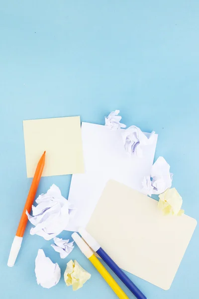 Proceso creativo - trozos de papel arrugados y arrugados con hoja fresca de papel en blanco — Foto de Stock