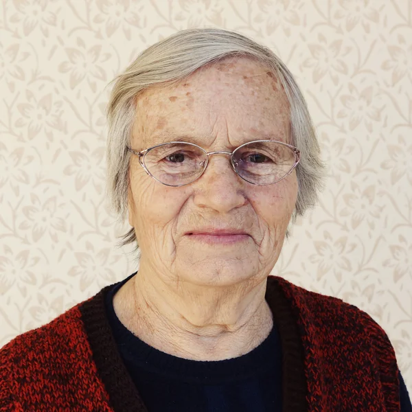 Бабушкин портрет - съемка головы — стоковое фото
