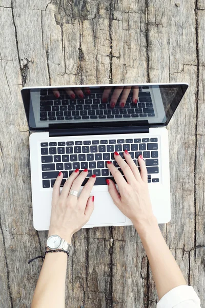 Övre bild av hand skriva på laptop tangentbord — Stockfoto