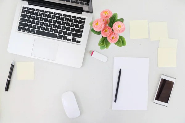 Vista ad alto angolo di laptop, carta bianca e molte note appiccicose in giro — Foto Stock