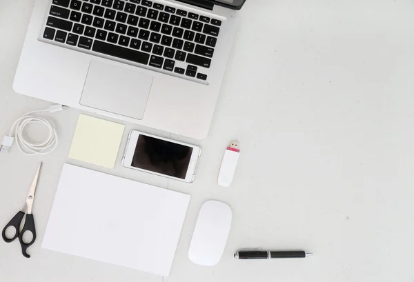 Vista superior na mesa de trabalho com laptop e equipamento de escritório com espaço em branco — Fotografia de Stock