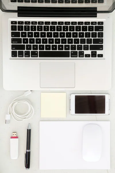Bovenaanzicht op Bureau met laptop en kantoor apparatuur — Stockfoto