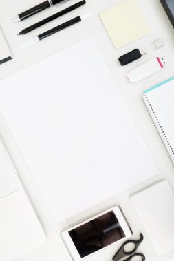 Boş kağıt kaplı çeşitli office öğeleri tarafından yüksek açı bakış