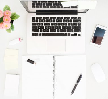 Dizüstü bilgisayar ve ofis donanımları ile çalışma masası üzerinde Üstten Görünüm