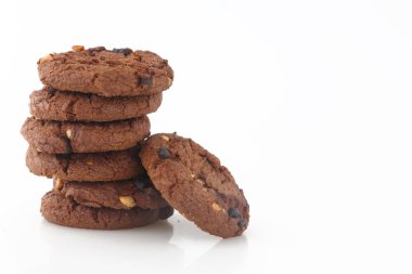 Beyaz arka planda izole edilmiş ev yapımı çikolatalı bisküviler.