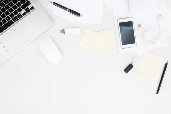 Vista superior del escritorio con ordenador portátil y equipo de oficina con espacio en blanco —  Fotos de Stock