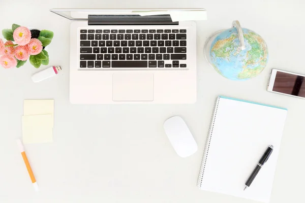 Je planifie le prochain voyage. Vue du dessus du bureau avec ordinateur portable et autres équipements de bureau — Photo