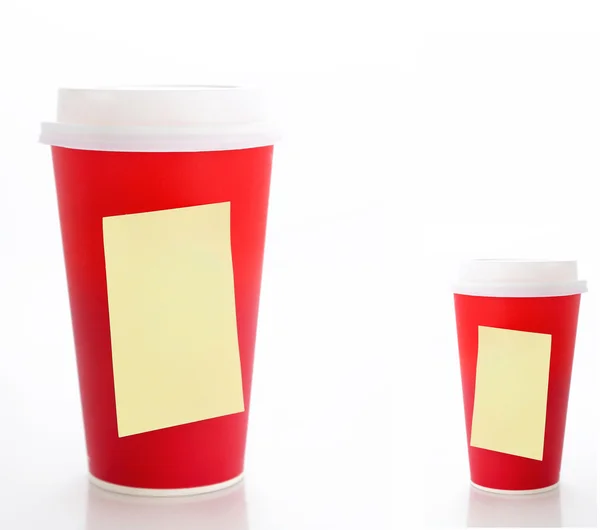 Café para llevar. Dos tazas de café de papel con notas adhesivas amarillas en blanco — Foto de Stock