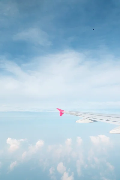 Ala de un avión volando sobre las nubes — Foto de Stock