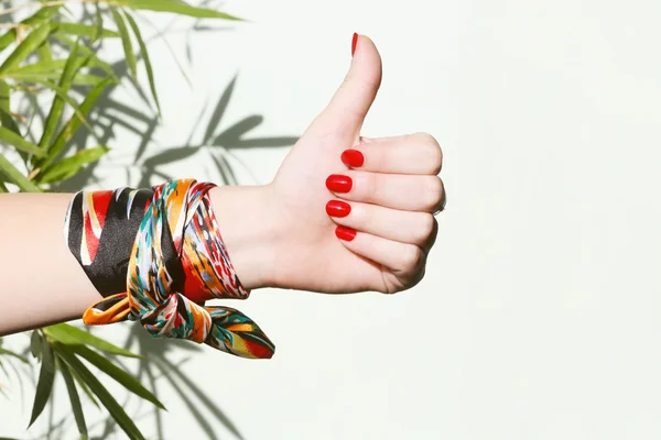 Vrouwelijke hand tonen zoals teken met duim omhoog — Stockfoto