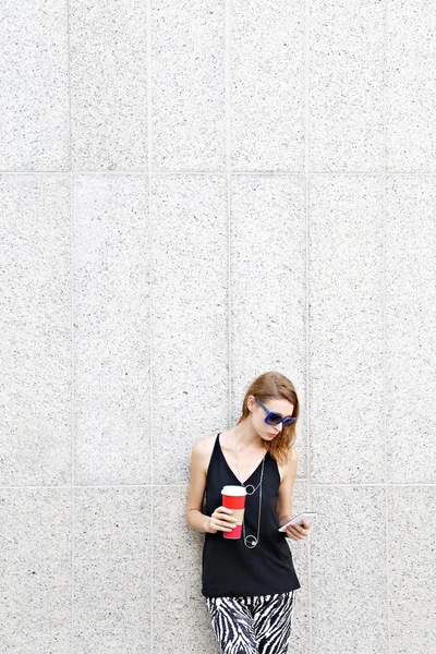 Retrato de mujer joven con café y teléfono celular —  Fotos de Stock