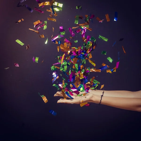 De tijd van de partij - handen met veel kleurrijke confetti — Stockfoto