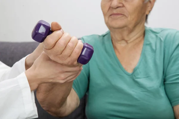 Thérapeute Aidant Femme Âgée Avec Des Exercices Patients Âgés Utilisant — Photo