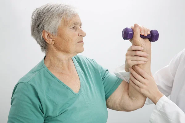 Terapeuta Asystujący Starszej Kobiecie Ćwiczeniach Pacjent Podeszłym Wieku Korzystający Hantli — Zdjęcie stockowe