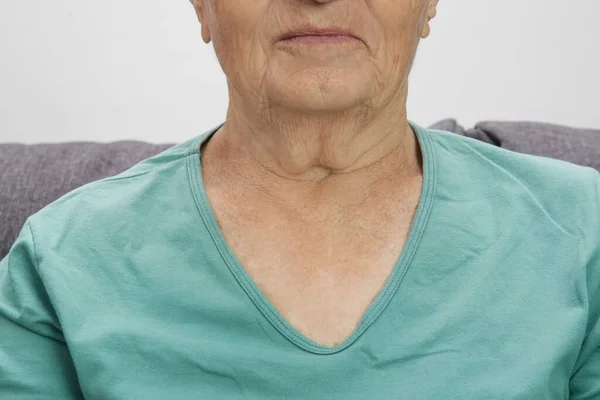 Borst Hals Van Een Zeer Oude Vrouw Close Met Niet — Stockfoto