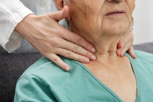 Médecin Examinant Les Glandes Thyroïdes Les Amygdales Femme Âgée — Photo