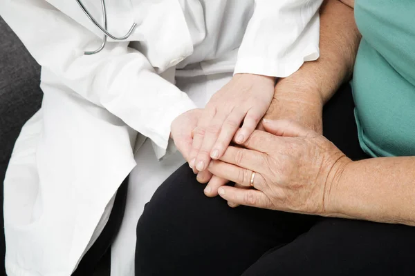 Médico Amigable Que Sostiene Los Pacientes Seniares Mano Para Estímulo —  Fotos de Stock