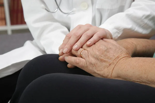 Médico Amigável Segurando Pacientes Seniar Mão Para Encorajamento Empatia Apoio — Fotografia de Stock