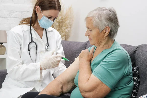 백신을 있어요 의료인들은 노인들에게 코로나 바이러스에 접종을 실시하였다 — 스톡 사진