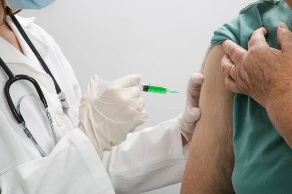 老年妇女接种疫苗 医护人员为老年病人注射流感疫苗 流感疫苗 肺炎疫苗或肠病毒疫苗 — 图库照片