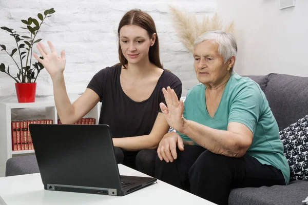 Heureuse Femme Âgée Assise Sur Canapé Avec Petite Fille Regardant — Photo