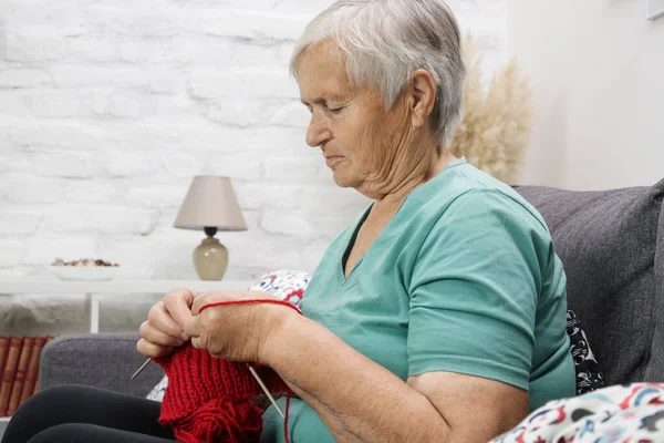 Oudere Vrouw Zit Bank Breit Met Rode Wol Handgemaakte Wol — Stockfoto