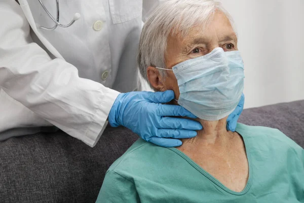 Dokter Memeriksa Kelenjar Tiroid Wanita Senior Atau Amandel — Stok Foto