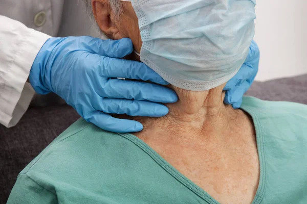 Médico Examinando Las Glándulas Tiroideas Amígdalas Mujer Mayor —  Fotos de Stock