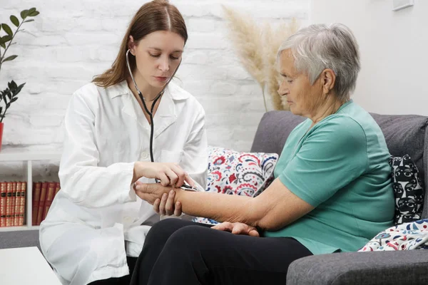 Trabalhador Médico Usa Estetoscópio Para Examinar Frequência Pulso Paciente Sênior — Fotografia de Stock