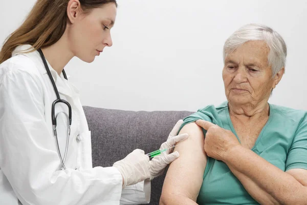 Senior Woman Receiving Vaccine Medical Worker Vaccinating Elderly Patient Flu — Stock Photo, Image