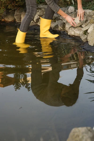 Mulher Verificando Mantendo Lagoa Jardim Antes Temporada Inverno — Fotografia de Stock