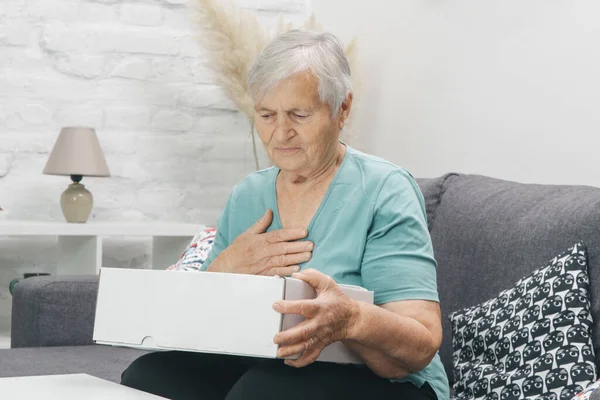 Oudere Vrouw Klant Ontvangt Pakket Doos Thuis — Stockfoto