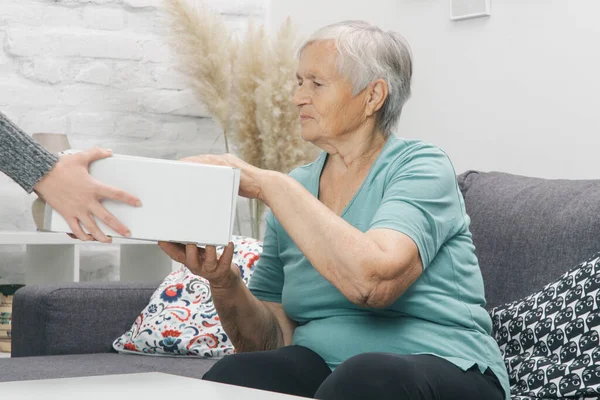 Oudere Vrouw Klant Ontvangt Pakket Doos Thuis — Stockfoto